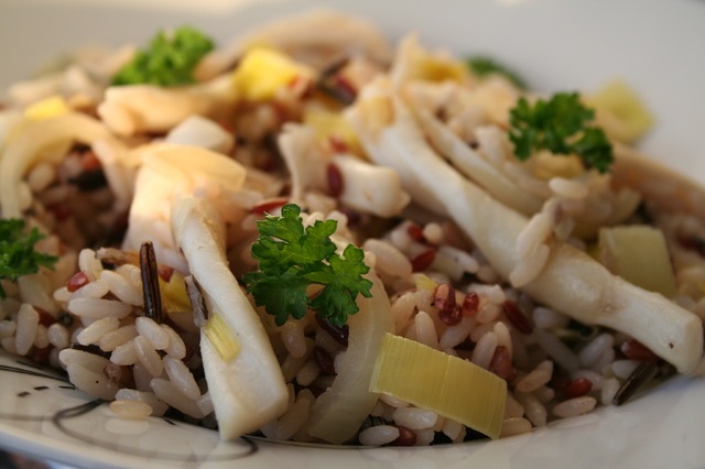 Рисовый салат с кальмарами