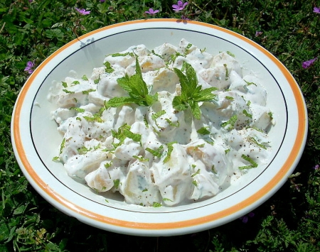 Картофельный салат со свежей мятой