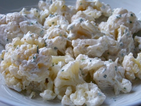 Цветная капуста с йогуртовым соусом и зеленым луком Цветная капуста с йогуртовым соусом и зеленым луком