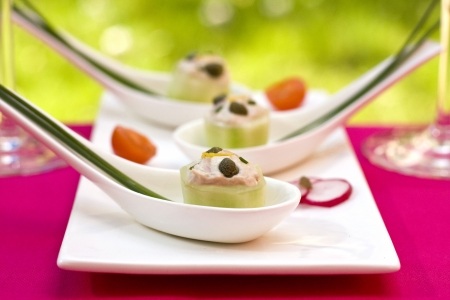 Ложка закуски с огурцом и тунцовым маслом Ложка закуски с огурцом и тунцовым маслом