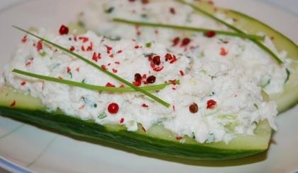 Лодочки из огурца с крабовым мясом Лодочки из огурца с крабовым мясом