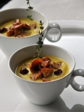 Крем-суп с лисичками и масляным орехом