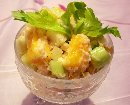 Крабовый салат с сельдереем и свежим манго