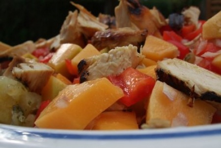 Цветной салат из манго и курицы