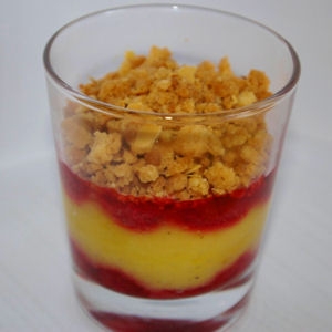 Крамбл с ананасами и клубникой Крамбл с ананасами и клубникой