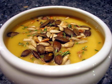 Гороховый суп с жареными семечками