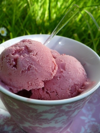 Мороженое с йогуртом и клубникой