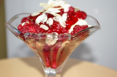 Малина в стиле мельба - мороженое с фруктами, взбитыми сливками и ванилью