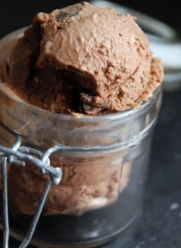 Шоколадно-кокосовое мороженое с кусочками шоколада