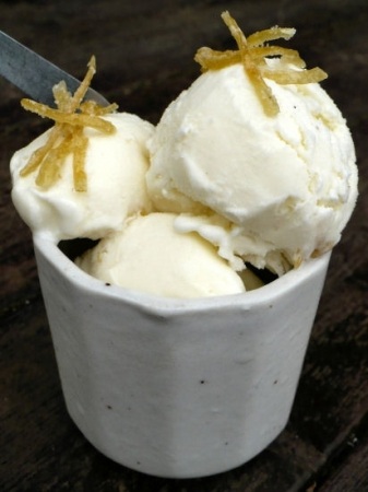 Йогуртовое мороженое с засахаренной лимонной цедрой