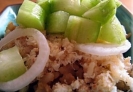 Закуска из риса с крабами и огуречным соусом