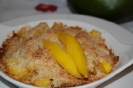 Десерт-«крошка» из манго с цукатами и кокосом