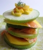 Слоеная закуска из зеленого яблока, авокадо, манго и лосося