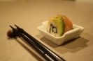 Суши «калифорния» с копченым лососем, авокадо и яблоком гренни