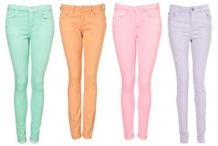 с чем носить цветные джинсы