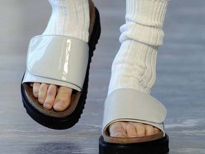 сандалии с носками в мужской моде