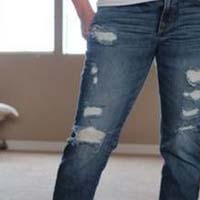 Как сделать дырки на джинсах, новых и поношенных 