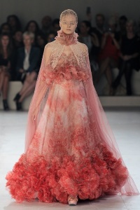 нетрадиционное свадебное платье Alexander McQueen