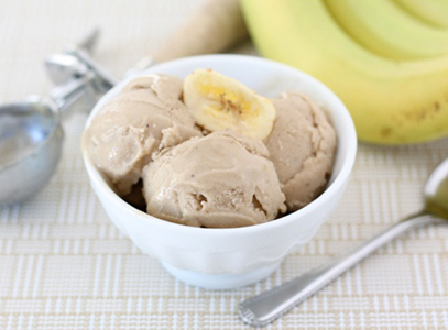 Мороженое с арахисовым маслом и бананами