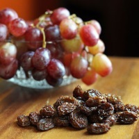 Изюм: полезные свойства и противопоказания сушеного винограда 