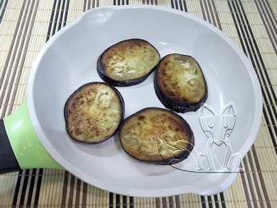 кладем баклажаны на сковороду кладем баклажаны на сковороду