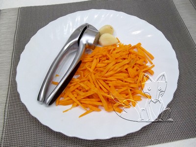 трем морковь на крупной терке