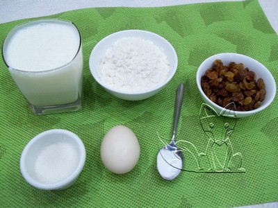 ингредиенты для оладий на кефире с изюмом