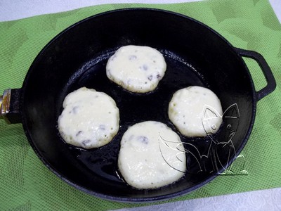 столовой ложкой выкладываем тесто на горячую сковороду столовой ложкой выкладываем тесто на горячую сковороду