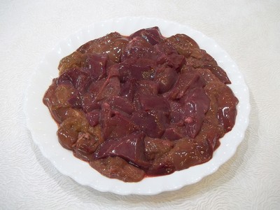 печень нарезаем средними ломтиками