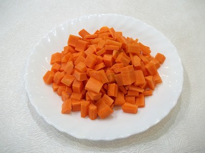 морковь нарезаем средними кусочками