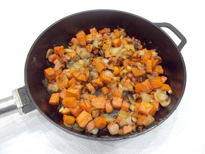 кладем жариться морковь с луком на сковороду