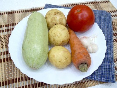 ингредиенты на овощное рагу с картошкой и кабачками