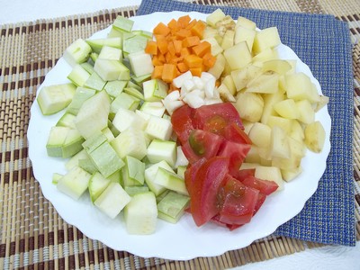 овощи нарезаем кубиками овощи нарезаем кубиками