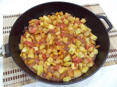 сковороду закрываем крышкой и тушим овощи сковороду закрываем крышкой и тушим овощи