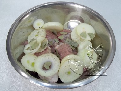 в глубокую миску для маринования помещаем мясо с луком в глубокую миску для маринования помещаем мясо с луком