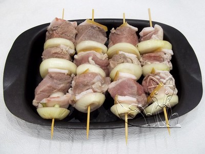 на деревянные шпажки нанизываем поочередно кусочек мяса на деревянные шпажки нанизываем поочередно кусочек мяса