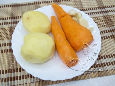 картофель, морковь и чеснок очищаем от кожуры