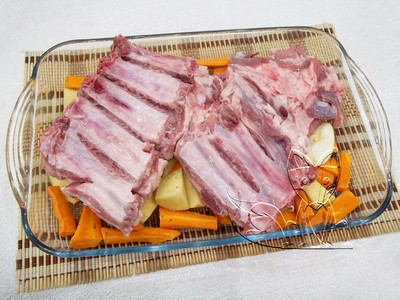 свиные ребра выкладываем сверху овощей